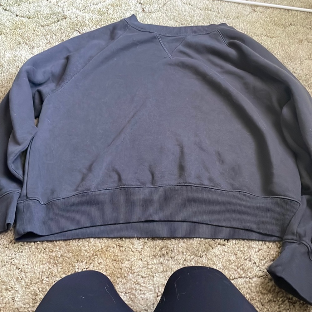 Cute crewneck and super comfy! Size medium!